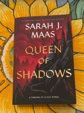 Sarah J. Maas - Queen of Shadows (Red & Black Cover)